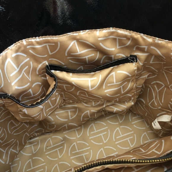 Large Leather Tote with Open Top and Pockets Inside - Picture 4 of 5